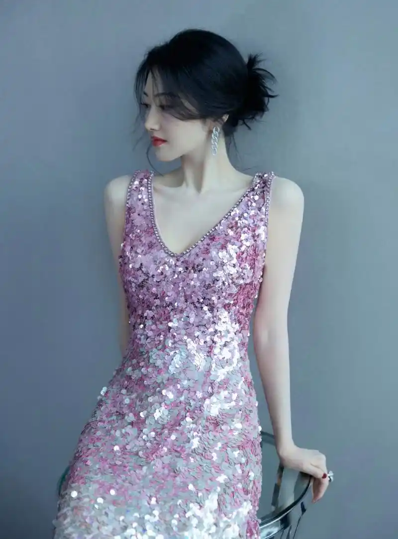 景甜# 身穿粉色亮片吊带裙,肤白貌美的容颜,清纯妩媚,丰满傲人的事业