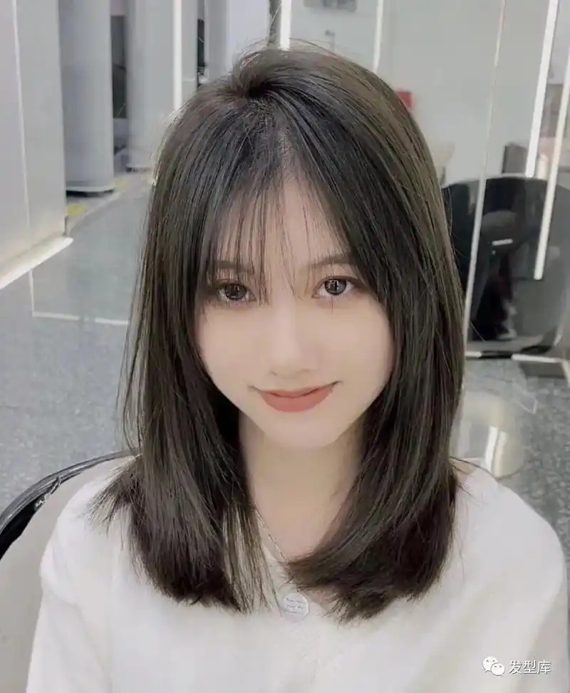 搭肩短发发型清新自然,减龄瘦脸
