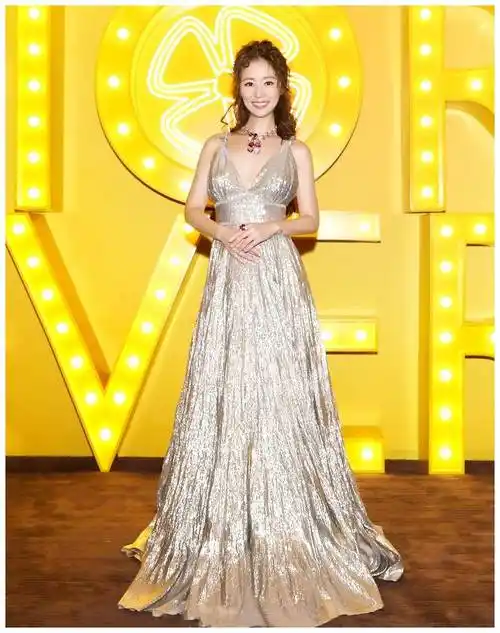 被43岁林心如美到了穿深v蕾丝裙优雅性感剪成短发气质更出众