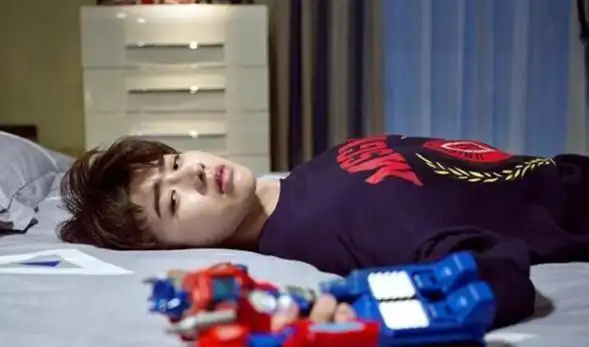 参观蔡徐坤住的豪宅,从小就衣食无忧,以前的梦想是做"空军"