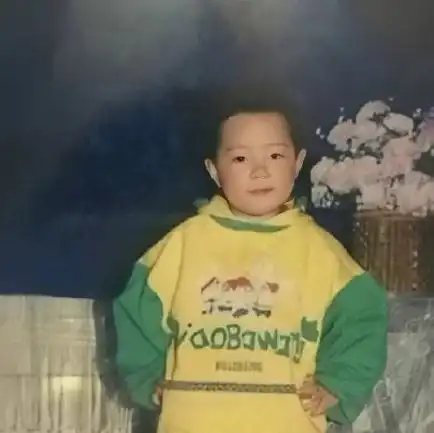 儿时肖战呆萌照片大曝光,快来领会下你家肖哥哥的古灵精怪