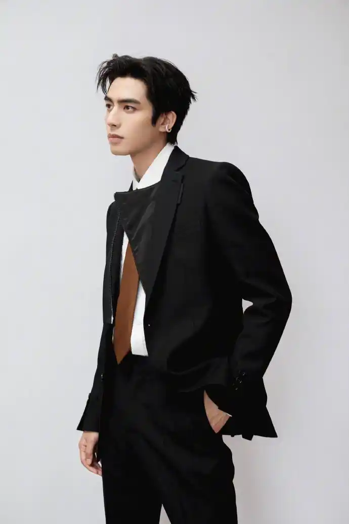 这身材比例和气质,妥妥的男模风范~ 67676767宋威龙身着