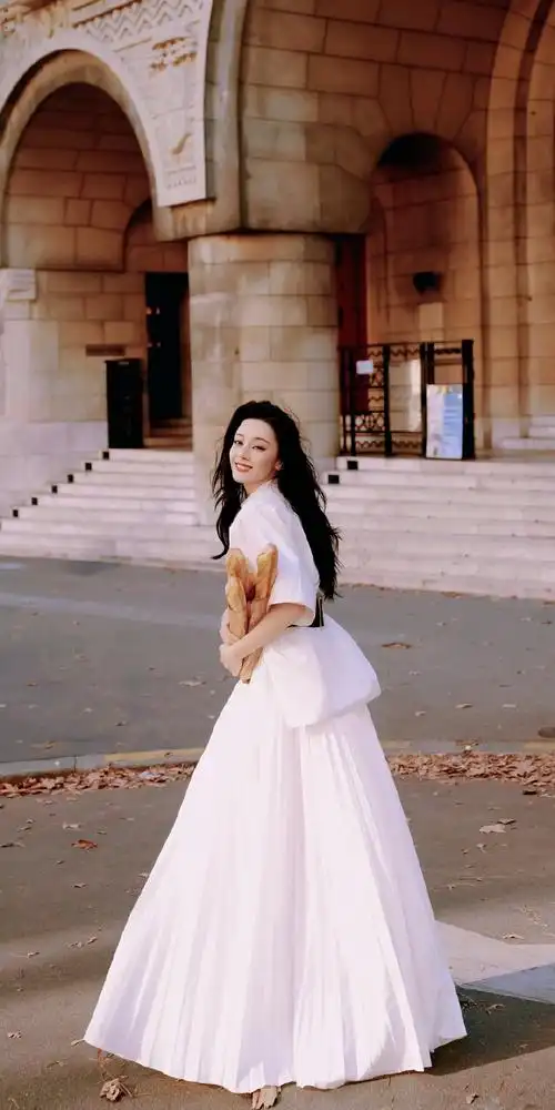 迪丽热巴白玫瑰美女##迪丽热巴捧花浅笑