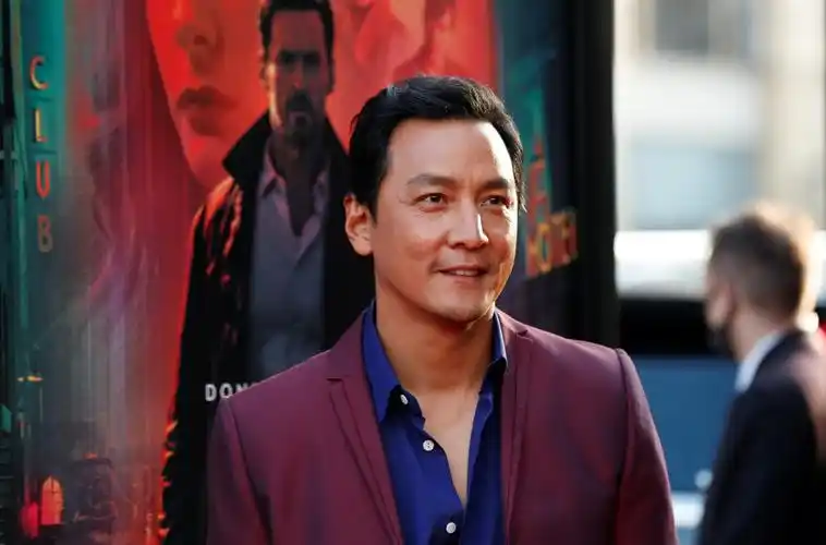 打开凤凰新闻,查看更多高清图片18日,吴彦祖现身新片《追忆迷局》