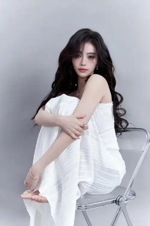 许佳琪超话02@许佳琪kiki    #许佳琪的秀场日记#  长发披肩,似你