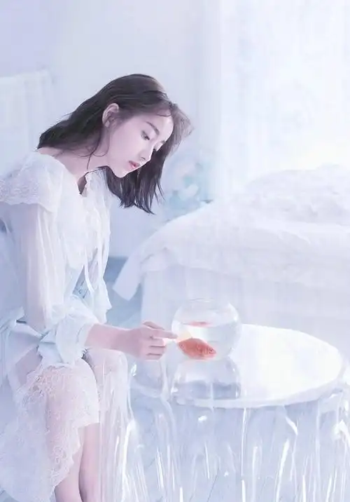 芭蕾舞美女唯美白纱裙翩翩起舞气质写真