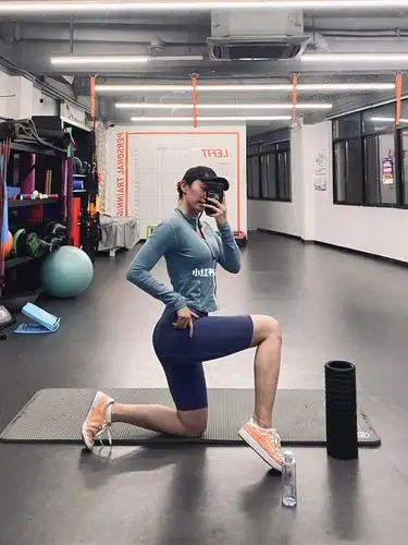 健身女孩拍照pose