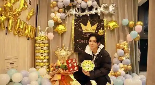 原创原创47岁钟汉良生日收蔬菜花束独具个性创意不浪费笑容腼腆很帅气