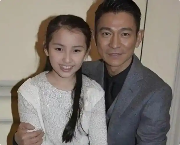 完美避开父亲高颜值基因,刘德华女儿亮相,眉眼与妈妈如粘贴复制