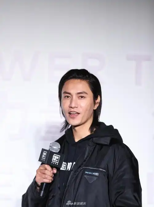 组图:陈坤现身2018行走的力量分享会 休闲装背头亮相谈情绪管理