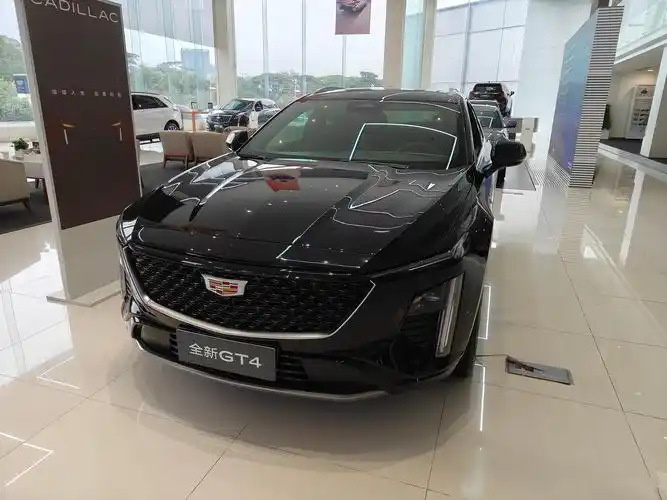 凯迪拉克gt4这车外形挺好看的,前排座椅能正常坐人而且坐进去环抱感很