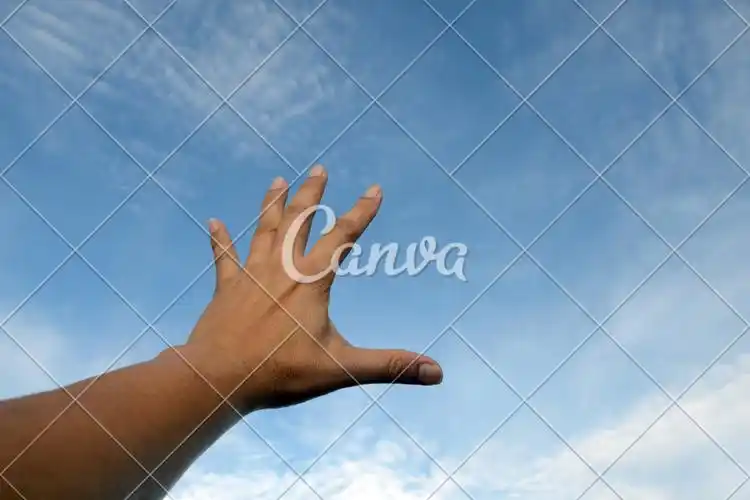 人体天空希望蓝色手数字5伸手拿着摄影图片