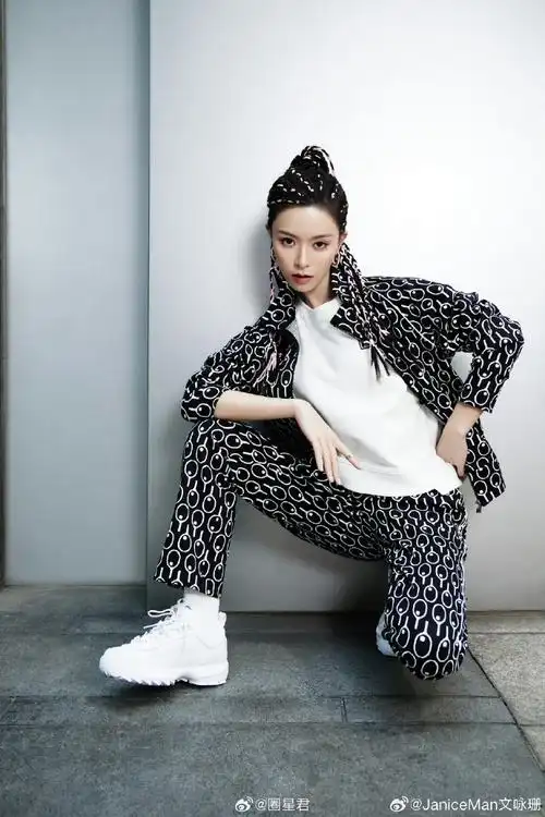 跟姐姐以往的形象大不一样,是酷girl爱了爱了#文咏珊脏辫猫眼妆