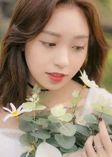 白嫩美女清新诱人蕾丝裙唯美户外写真图片