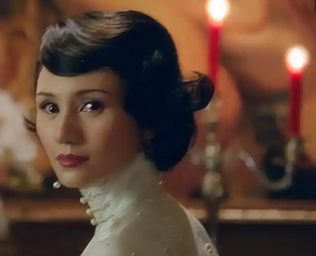 也让人久久难以忘怀,一代影帝周润发,在采访中就曾表示:当时袁泉的