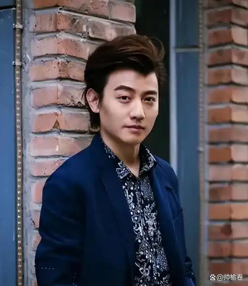 他,18岁进入演员行业,在圈内发展了近三十年,妥妥的实力派男演员.