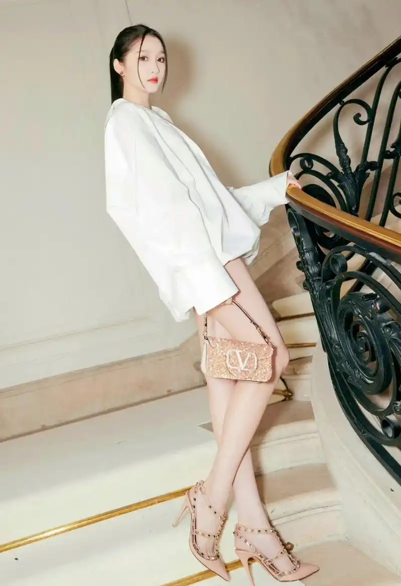 关晓彤穿高跟凉鞋的美腿