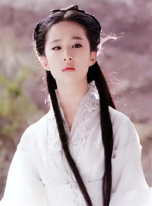 36岁刘亦菲与31岁杨采钰同样打球,差距一目了然,陈金飞也非万能