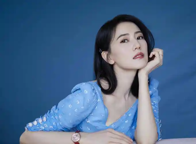 国民女神高圆圆穿连衣裙身材好到爆,气质温柔比精修还美_的设计_裙子