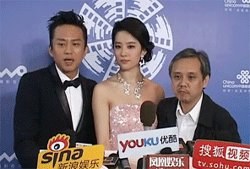 刘亦菲邓超采访点头搞笑帅气gif动图_动态图_表情包下载_soogif