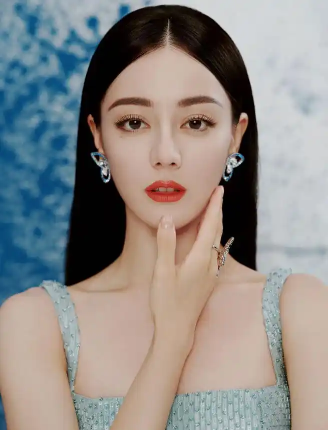 组图:迪丽热巴身穿蓝色礼裙眉眼缱绻 黑长直中分造型梦回高雯_高清