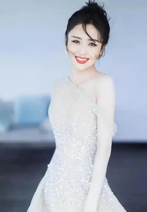 佟丽娅笑容迷人,梨涡成最佳招牌!