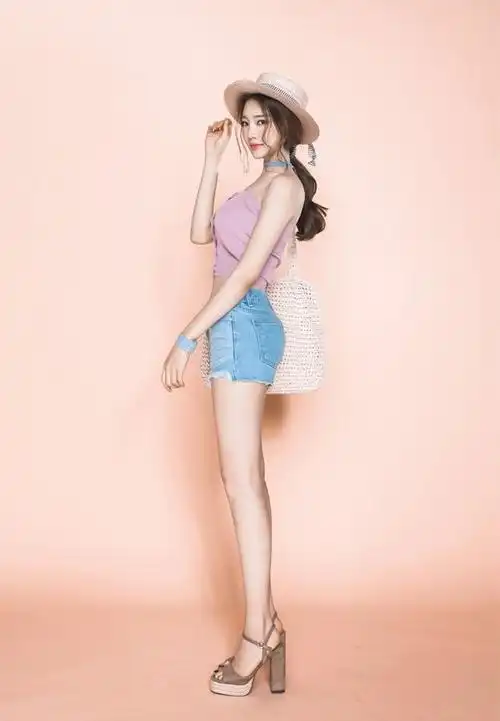 精致俏美的气质美女,夏日度假风俏皮又可爱,"小腰精"魅力十足