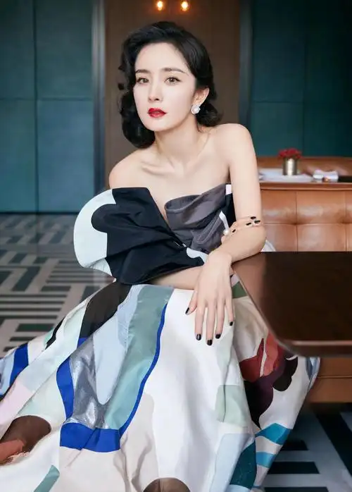 杨幂甜美可人,淡雅娴静,楚楚动人的写真!_高清图集_新浪网