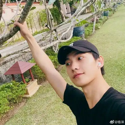 不修图自拍照大赛#杨洋无论是自拍,还是素颜照依然的帅气十足,简直是