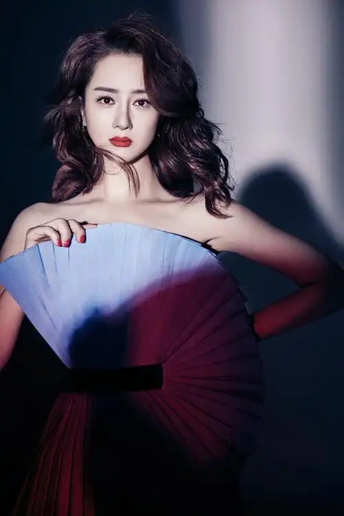 李依晓长裙写真曝光 笑容甜美质感十足