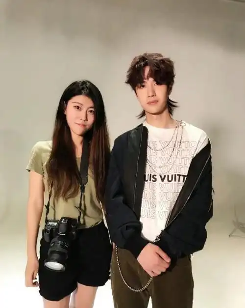 王一博早期与素人合照