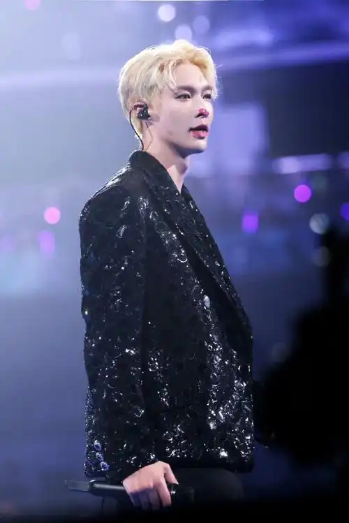 张艺兴口红花了