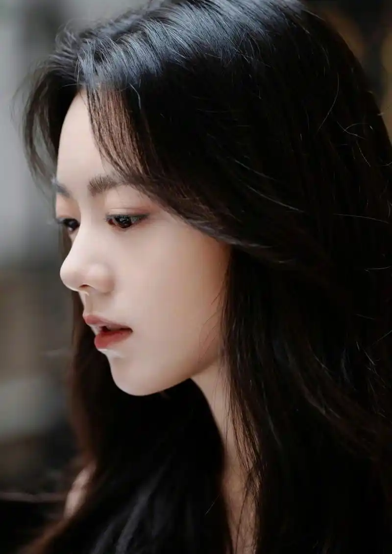 赵今麦 巴黎时装周晚宴第一身造型释出,白色闪钻裙搭配绿色眼线让人