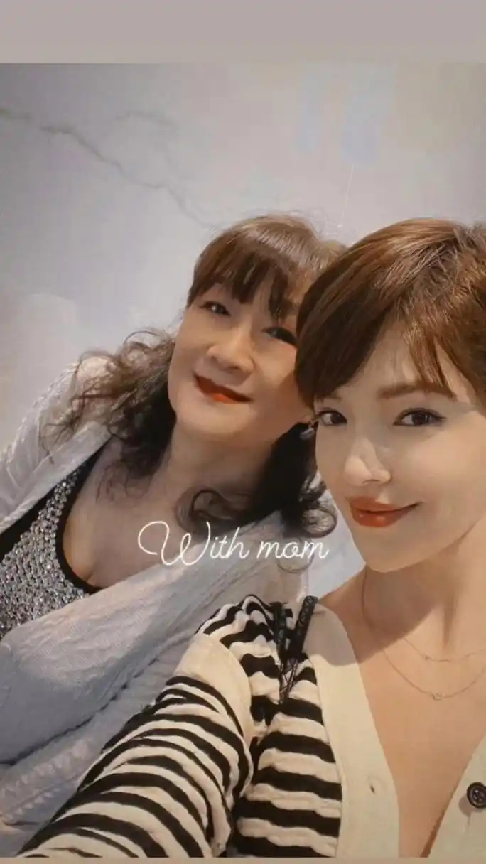 邱泽老婆许玮甯分享短发自拍,还特意把妈妈一起拉上出镜.