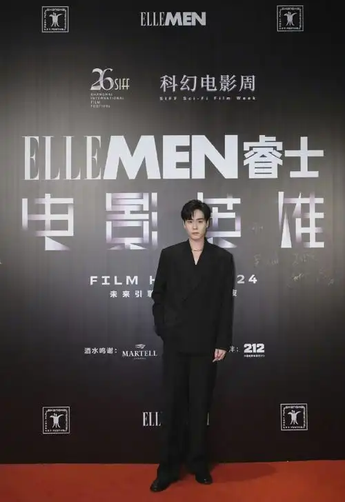 胡一天身着ellemen电影英雄之夜活动,身着黑色双排扣廓形西服套装亮相