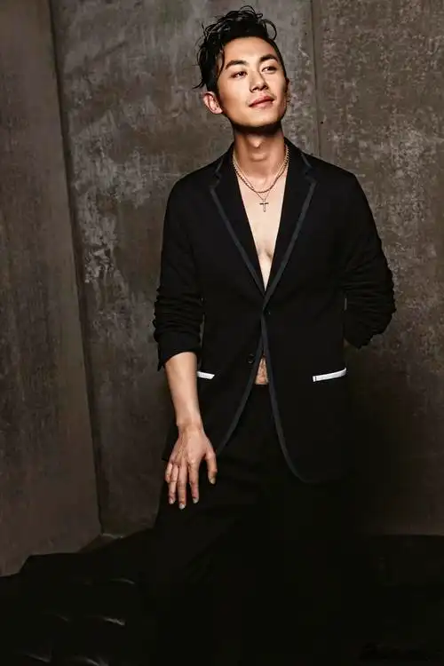 组图:朱亚文最新时尚写真曝光 硬汉变身雅痞_高清图集_新浪网