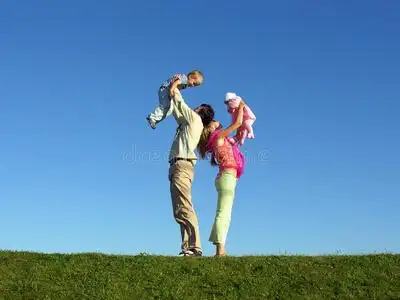 鼻梁上有横纹蓝天上有两个孩子的幸福家庭2照片