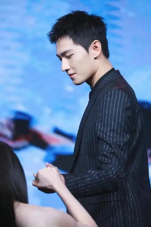 杨洋出席电影《急先锋》首映礼 条纹西装造型帅气绅士!