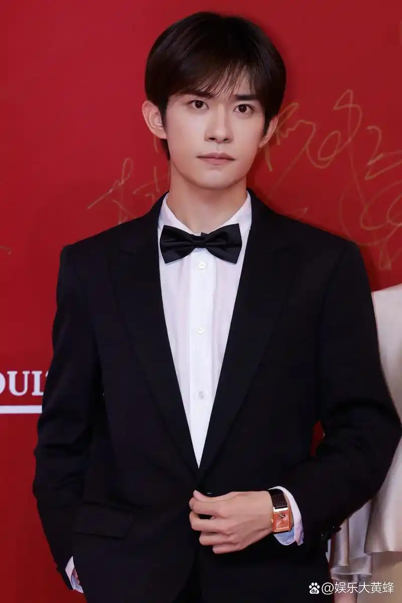 这位女星忙着辟谣恋情,让易烊千玺显得有些尴尬了!  7月7日,八卦媒体