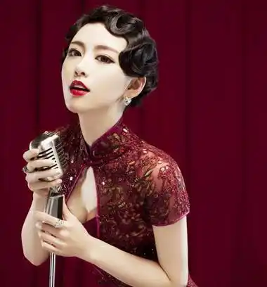 邻家女孩气质的一款旗袍搭配发型,可爱的双盘发髻,柔亮的黑发,斜刘海