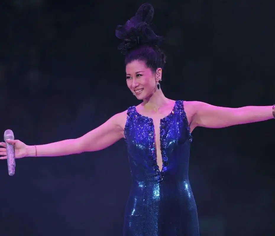 57岁叶倩文热力开唱皮肤松弛身材走样遮点式衣服吓到观众