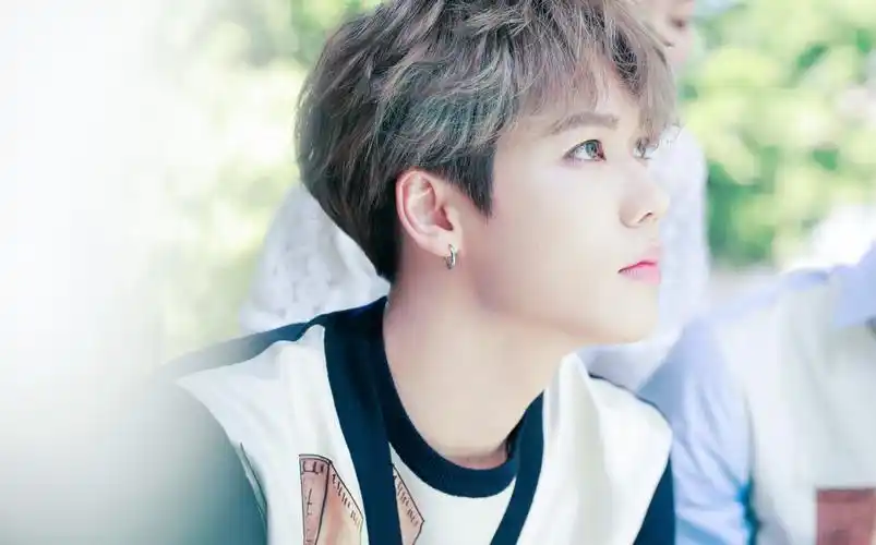 来欣赏一下林彦俊的神仙颜值