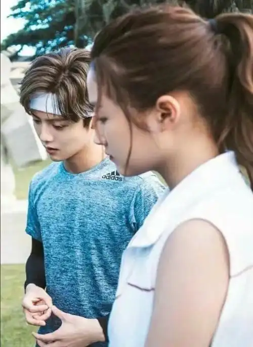 关晓彤哭了鹿晗抱着哄关晓彤鹿晗隔空撒狗粮