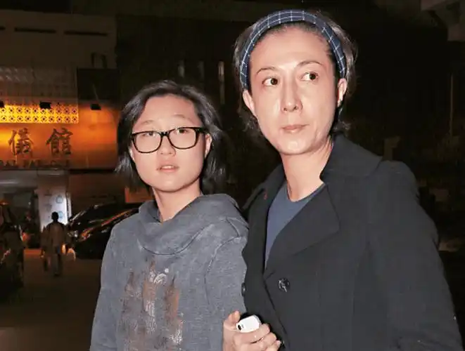 "小龙女"吴卓林:父亲成龙拒认,母亲吴绮莉虐待,她做错了什么_女儿