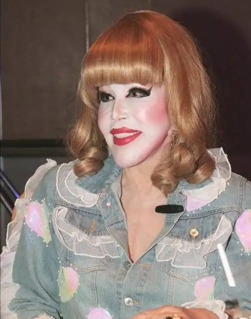 81岁富婆每天化浓妆,脸部僵硬像戴假面具,得癌不忘和男模拍写真_玛丽