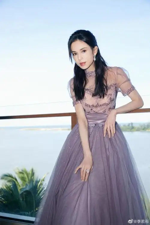 李若彤再秀完美身材穿紫色薄纱裙仙气飘飘