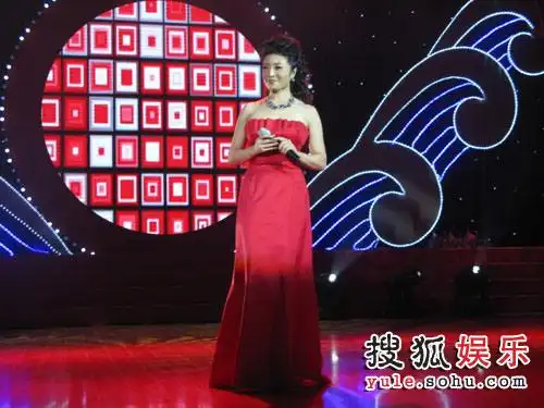 李丹阳身穿红色晚礼服-端庄优雅