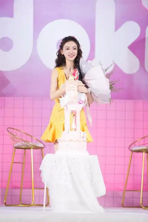 吴谨言三套造型现身29岁生日会头顶编发卷毛涨一岁反而更甜美