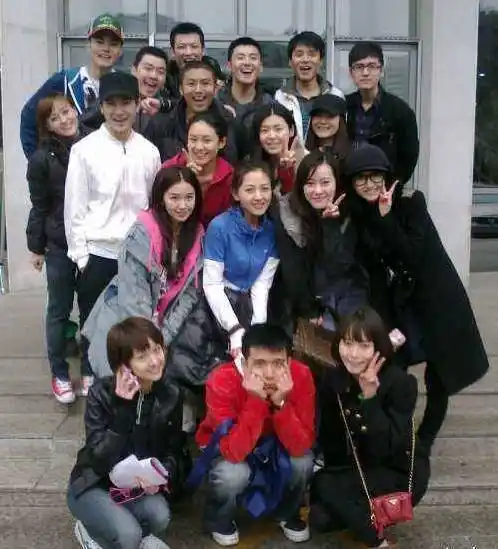 景甜郑爽是同学唐嫣白百合是舍友 为何却互不搭理?