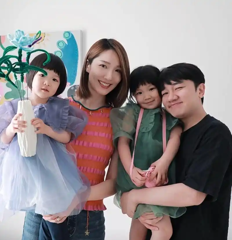 王祖蓝和两个女儿为李亚男送惊喜,一家四口同框和和美美超幸福.